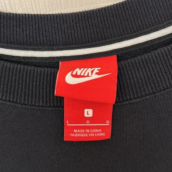 Nike Women’s Graphic Crew-Neck Sweatshirt - Picture 2 of 5